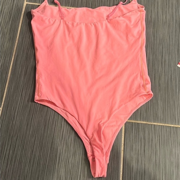 Skims fits everybody cami bodysuit size XS (color discontinued) - Picture 3 of 6